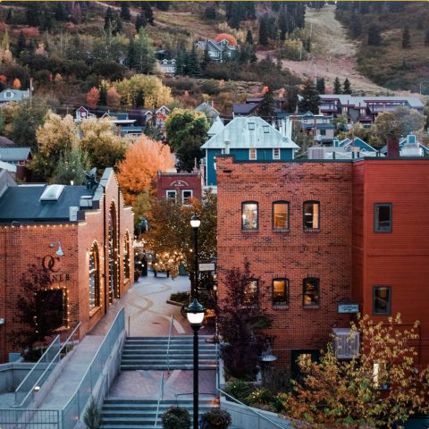 theme-3-split-content-2